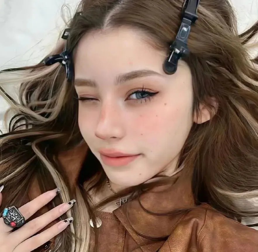 一个唱歌，另一个不唱歌